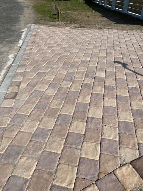 Mixed-colour cobble driveway