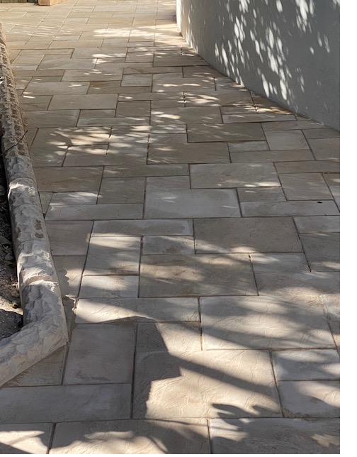 Earthy paving pattern patio