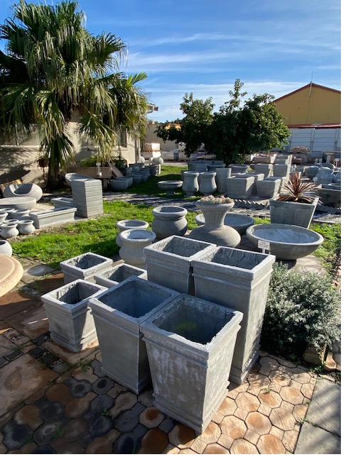 The SanStone showroom garden with paving, pots and a paved circle